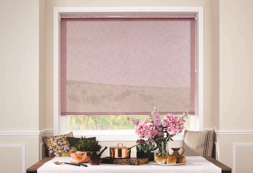 Roller blind in elderberry